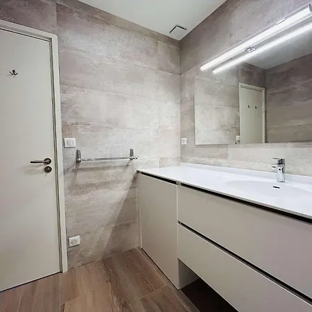 Apartment Traversant T2 - Face Et A Proximite Des Commerces - - Lb440-032 *