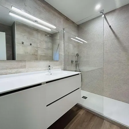 Apartment Traversant T2 - Face Et A Proximite Des Commerces - - Lb440-032
